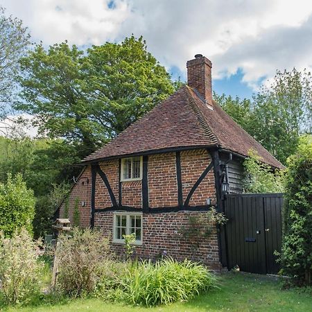 Walnut Tree Cottage By Bloom Stays 페버샴 외부 사진